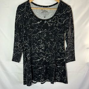 Sahalie Tunic 3/4 sleeve Black with Gray and White Vine Print size Small
